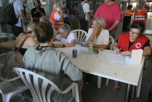 Personas evacuadas del pueblo de Bédar  por el incendio forestal se registran en el polideportivo de Garrucha, cerca de Los Gallardos, el 10 de julio de 2026 en la provincia andaluza de Almería, al sur de España