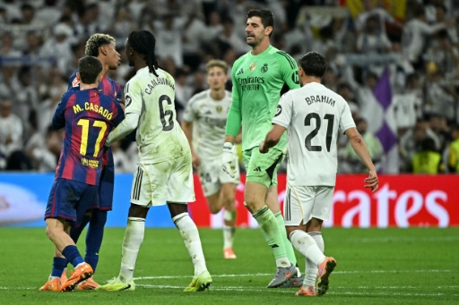 Lamine Yamal (segundo por la izquierda), del Barcelona, discute con el arquero del Real Madrid Thibaut Courtois (segundo por la derecha) durante un partido de LaLiga española. En Madrid, el 26 de octubre de 2025