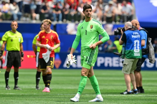 Thibaut Courtois (primer plano) al término del partido empatado con Bélgica ante Irán en la fase de grupos del Mundial. En Inglewood, cerca de Los Ángeles, Estados Unidos, el 21 de junio de 2026