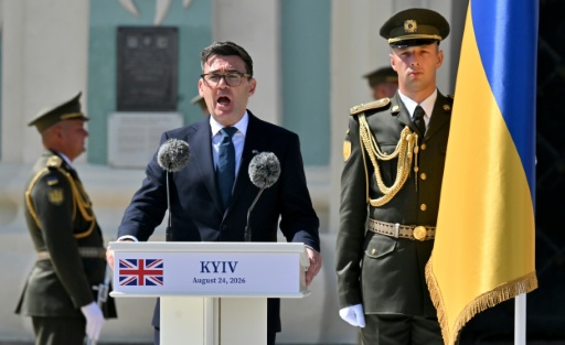 El primer ministro británico, Andy Burnham, habla durante una ceremonia por el 35 aniversario de la independencia de Ucrania, el 24 de agosto de 2026 en Kiev, frente a la catedral de Santa Sofía — Sergei Supinsky / AFP
