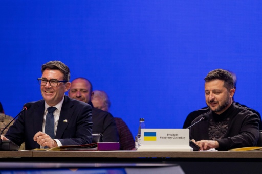 El primer ministro británico, Andy Burnham (izq), y el presidente ucraniano, Volodimir Zelenski, durante la reunión de países aliados de Ucrania, la llamada Coalición de Voluntarios, celebrada el 24 de agosto de 2026 en Kiev — Tetiana Dzhafarova / AFP