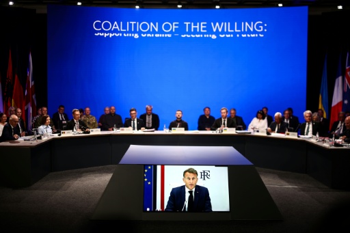 El presidente francés, Emmanuel Macron, interviene por videoconferencia en la reunión de países aliados de Ucrania, la llamada Coalición de Voluntarios, celebrada el 24 de agosto de 2026 en Kiev — Henry Nicholls / AFP