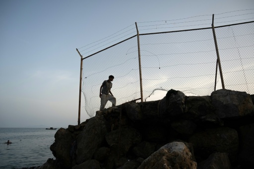 Migrantes llegan a la costa tras nadar hasta Ceuta, el 31 de julio de 2026 — JORGE GUERRERO / AFP
