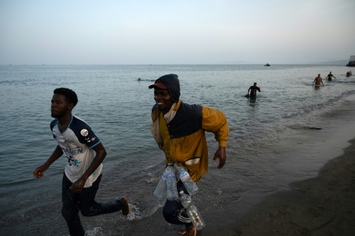 Migrantes llegando a nado en Ceuta, el 1 de agosto de 2026 — JORGE GUERRERO / AFP