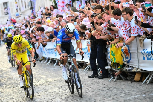 "Gané el Tour de los Campos Elíseos", celebra Van der Poel