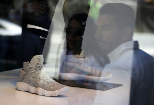 Tepid outlook weighs on Nike despite tariff refund boost