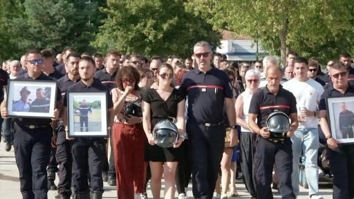 Gironde: hommage aux deux pompiers décédés dans un incendie