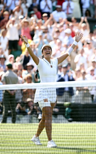 Les larmes de la Philippine Alexandra Eala après sa victoire contre la tenante du titre polonaise Iga Swiatek au troisième tour de Wimbledon le 4 juillet 2026