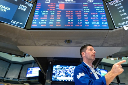 Wall Street clôture en ordre dispersé, les semi-conducteurs délaissés