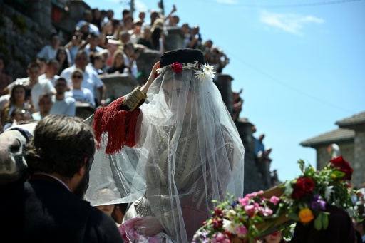 Traditionelle Dorfhochzeit