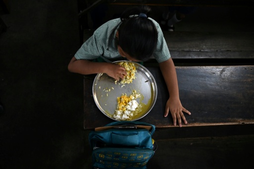 Un élève prend son repas de midi dans une école primaire publique de Calcutta, le 9 juillet 2026 en Inde