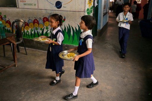 SDes élèves reçoivent un repas de mi-journée dans une école primaire publique de Calcuta, le 9 juillet 2026 en Inde