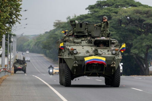 Un véhicule blindé patrouille à Cali, Colombie, le 6 août 2026 à la veille de l'investiture du président Abelardo de la Espriella — Luis ACOSTA / AFP