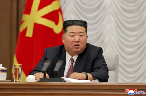 Photo prise le 9 juillet 2026 et publiée le 10 juillet 2026 par l'agence de presse officielle nord-coréenne KCNA montrant le dirigeant nord-coréen Kim Jong-un lors d'une réunion élargie de la neuvième Commission militaire centrale du Parti au complexe gouvernemental n° 1 à Pyongyang — STR / AFP