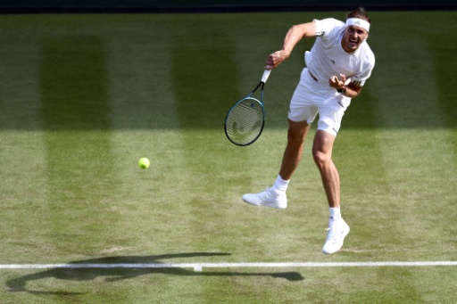 Mit viel Mühe und starken Nerven: Zverev in Runde zwei