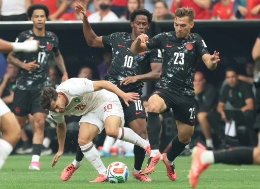 L'attaquant marocain Brahim Diaz (à gauche), et les Canadiens Jonathan David (2e plan) et Niko Sigur (à droite) lors du 8e de finale de la Coupe du monde, à Houston le 4 juillet 2026