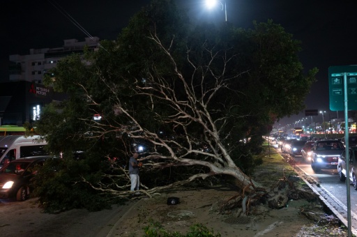 Cinco muertos por fuertes vientos que desatan el caos en Rio y zonas de Sao Paulo