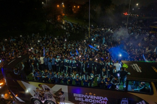 A seleção argentina chega em um ônibus aberto ao centro de treinamento da Associação de Futebol Argentino (AFA) em Ezeiza, na província de Buenos Aires. — Tomas CUESTA / AFP