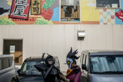 Des cosplayers s'hydratent lors de la deuxième journée du World Cosplay Summit 2026 à Nagoya, le 1er août 2026 — Philip FONG / AFP
