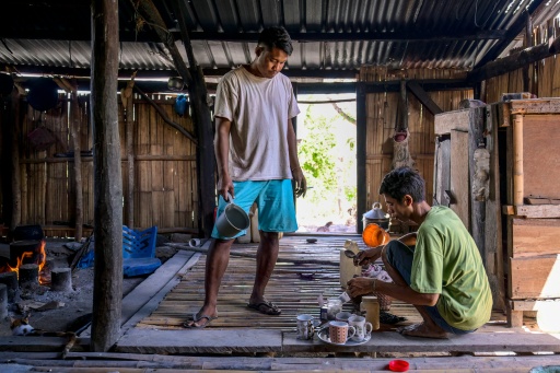 El noble Umbu Ana Rara (I) y su esclavo Kanisius Kanyali Hambarita (D) en el pueblo de Tanggedu en el este de la isla indonesia de Sumba, el 23 de junio de 2026 — BAY ISMOYO / AFP