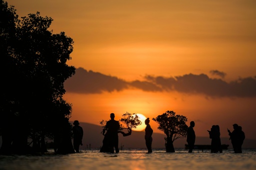 En la playa de Walakiri en Waingapu, gran ciudad portuaria de la isla de Sumba, el 24 de junio de 2026 — BAY ISMOYO / AFP