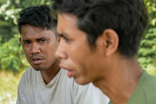 El noble Umbu Ana Rara (I) y su esclavo Kanisius Kanyali Hambarita (D) en el pueblo de Tanggedu en el este de la isla indonesia de Sumba, el 23 de junio de 2026 — BAY ISMOYO / AFP