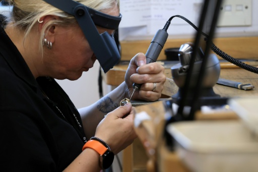 A Royal Mint worker making jewellery with the recycled gold — Darren Staples / AFP