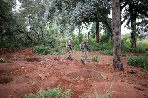 Afrique du Sud: deux militaires meurent dans une opération contre des mineurs clandestins