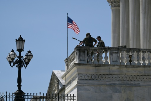 Des agents de sécurité montent la garde devant le Capitole, à Washington, le 30 juillet 2026 — Oliver Contreras / AFP