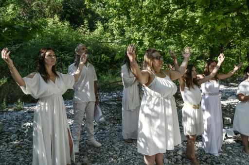 Vestidos como antiguos griegos, un grupo  realiza un ritual en el río Epineas como parte del Festival Promitheia, de cuatro días de duración, en honor a los antiguos dioses griegos, cerca de Litochoro, en el norte de Grecia, el 4 de julio de 2026.