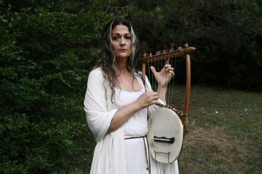 Una mujer vestida como una antigua griega toca una lira durante un ritual en las faldas del monte Olimpo, en el norte de Grecia.