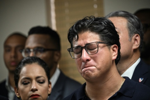 Ronaldo Salgado, hijo de Lorenzo Salgado, reacciona mientras habla durante una conferencia de prensa en Houston, el 8 de julio de 2026