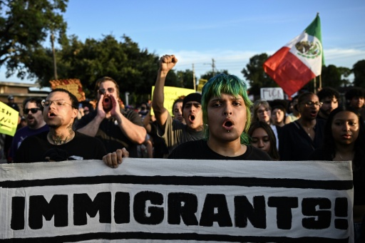 Personas participan en una protesta contra el Servicio de Inmigración y Control de Aduanas de Estados Unidos (ICE) en Houston, el 8 de julio de 2026
