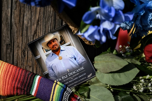 Un retrato de Lorenzo Salgado se exhibe en el altar conmemorativo levantado en el lugar donde fue baleado por un agente del ICE, durante una protesta en Houston, Texas, el 8 de julio de 2026