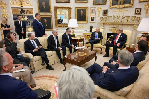 El primer ministro de Israel, Benjamin Netanyahu, sentado junto al presidente de Estados Unidos, Donald Trump (centro-drcha.), en el Despacho Oval de la Casa Blanca, en Washington, el 28 de julio de 2026 — - / AFP
