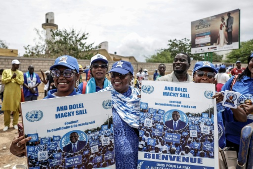 Des partisans de l'ancien président sénégalais Macky Sall rassemblés devant l'aéroport militaire Léopold-Sédar-Senghor avant son arrivée à Dakar, le 17 juillet 2026 au Sénégal — Patrick MEINHARDT / AFP