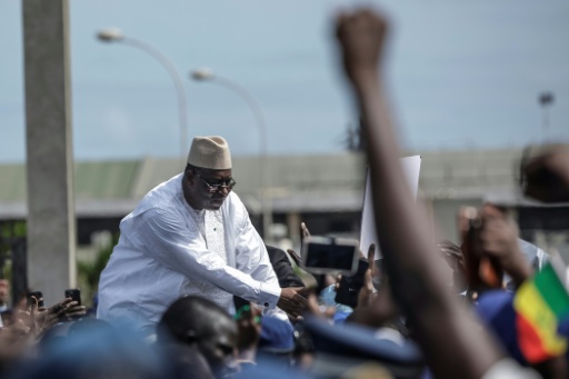 L'ancien président sénégalais Macky Sall salue la foule devant l'aéroport militaire Léopold-Sédar-Senghor, à son arrivée à Dakar au Sénégal, le 17 juillet 2026 — Patrick MEINHARDT / AFP