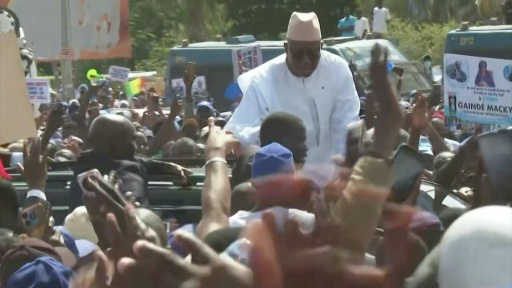 Sénégal : l'ex-président Macky Sall salue ses partisans venus l'accueillir à Dakar — Magatte GAYE / AFP