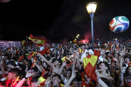 España se despierta en la cima del mundo... y con resaca