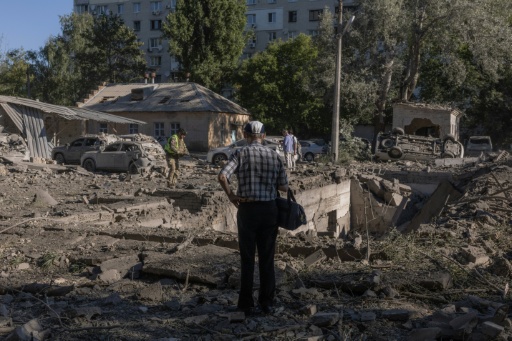 Un homme constate les dégâts après des frappes russe à Kiev le 20 août 2026 — Roman PILIPEY / AFP