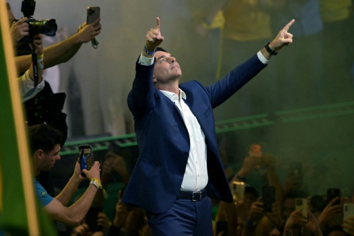 En dificultades, Flávio Bolsonaro oficializa su candidatura presidencial en Brasil