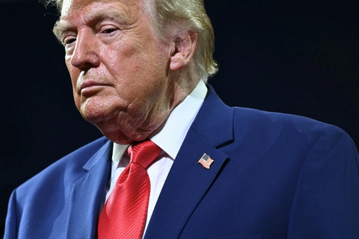 Trump diz que Irã deve escolher entre 'acordo' ou 'rendição total'