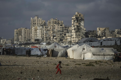 Un niño palestino camina junto a un campo para desplazados, el 3 de julio de 2026 en la playa de Ciudad de Gaza