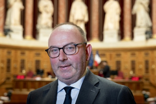 Le sénateur français Laurent Duplomb, membre du parti Les Républicains (LR), pose lors d'une séance photo au Sénat, à Paris, le 11 février 2025