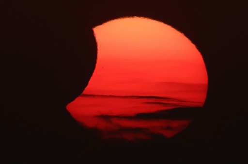 La Luna deja al descubierto al Sol en los momentos posteriores al eclipse solar total, visto desde la playa de La Zurriola en San Sebastián, España — Thomas COEX / AFP
