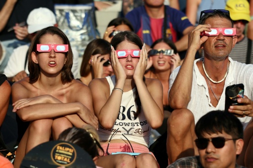 La gente observa el eclipse solar total desde el puerto de Tarragona, en el este de España — Josep LAGO / AFP