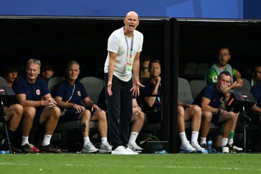 DT de Noruega dice que balón golpeó un cable de cámara en gol de Inglaterra