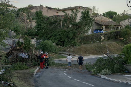 Cette photographie, prise le 24 août 2026, montre des maisons endommagées et des arbres renversés après le passage d'une tornade à Pomas, dans le sud-ouest de la France — Idriss Bigou-Gilles / AFP