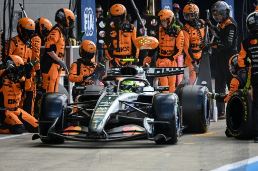 El McLaren de Lando Norris en una parada en boxes durante el Gran Premio de Gran Bretaña de F1. En el circuito de Silverstone (centro de Inglaterra), el 5 de julio de 2026 — PETER POWELL / AFP