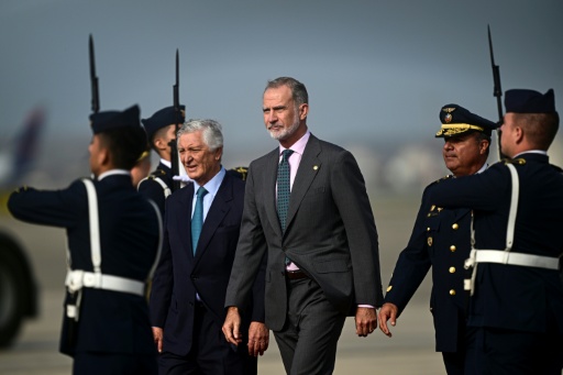 El rey Felipe VI de España (c) es recibido por una guardia de honor en el aeropuerto internacional Jorge Chávez de Lima el 27 de julio de 2026, antes de la toma de posesión de la nueva presidenta de Perú, Keiko Fujimori — Ernesto Benavides / AFP